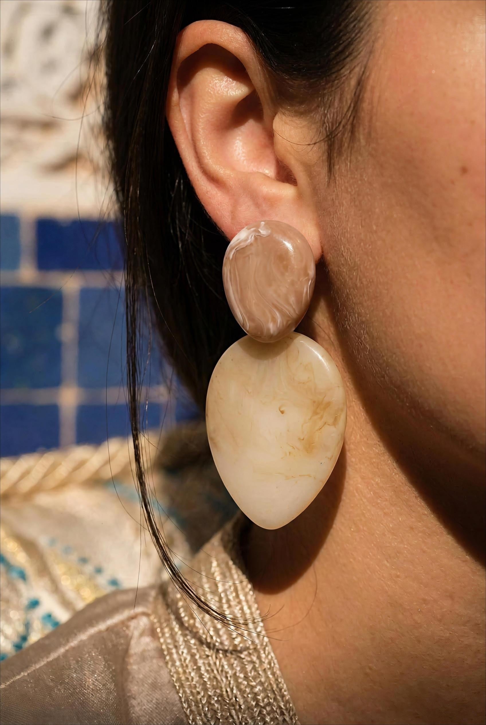 BOUCLES PENDANTES ORPHÉA - 2 PIÈCES EN RÉSINE DORÉ BEIGE - BOHM Boucles d'oreilles