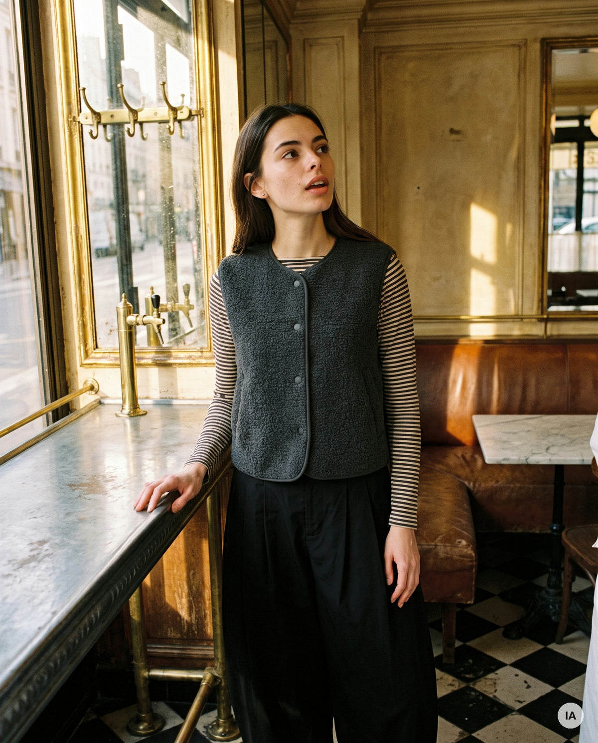 GILET SANS MANCHES PAULINE GRIS - CHARLIOR Gilet — Image générée par IA