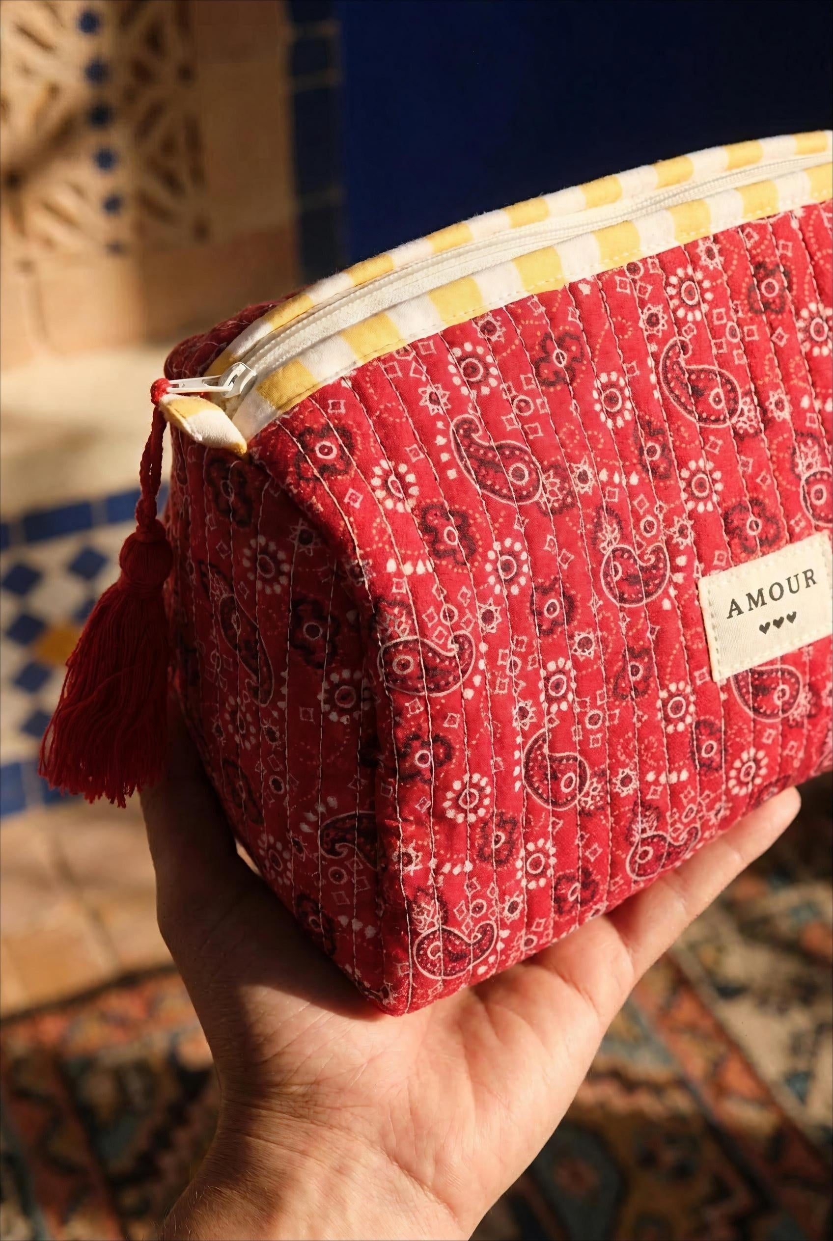 GRANDE TROUSSE - JOLIS MOTIFS ET AMOUR AVEC 3 COEURS ROUGE BAND - BOHM Pochette