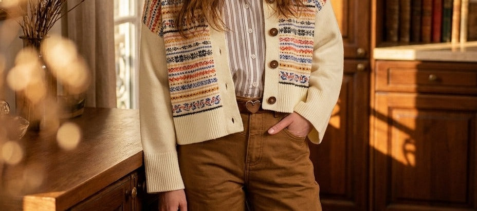 Beige Hose Joely von Minuit Douze mit ecrufarbener Jacquard-Strickjacke, Hand in der Tasche