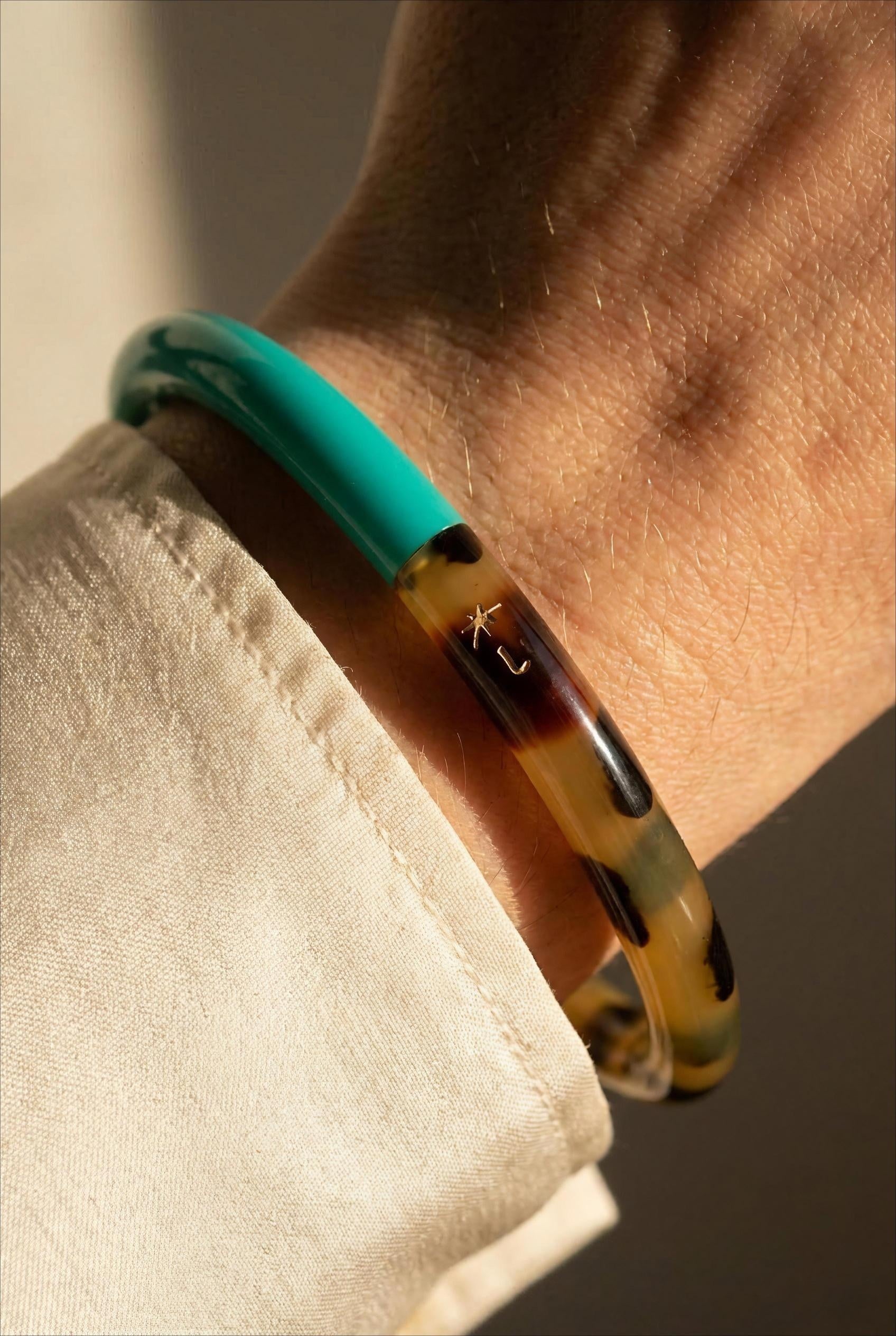 JONC EN CORNE DE BUFFLE LAQUÉE COULEUR ET MOTIF LÉOPARD TURQUOISE - BOHM Bracelet