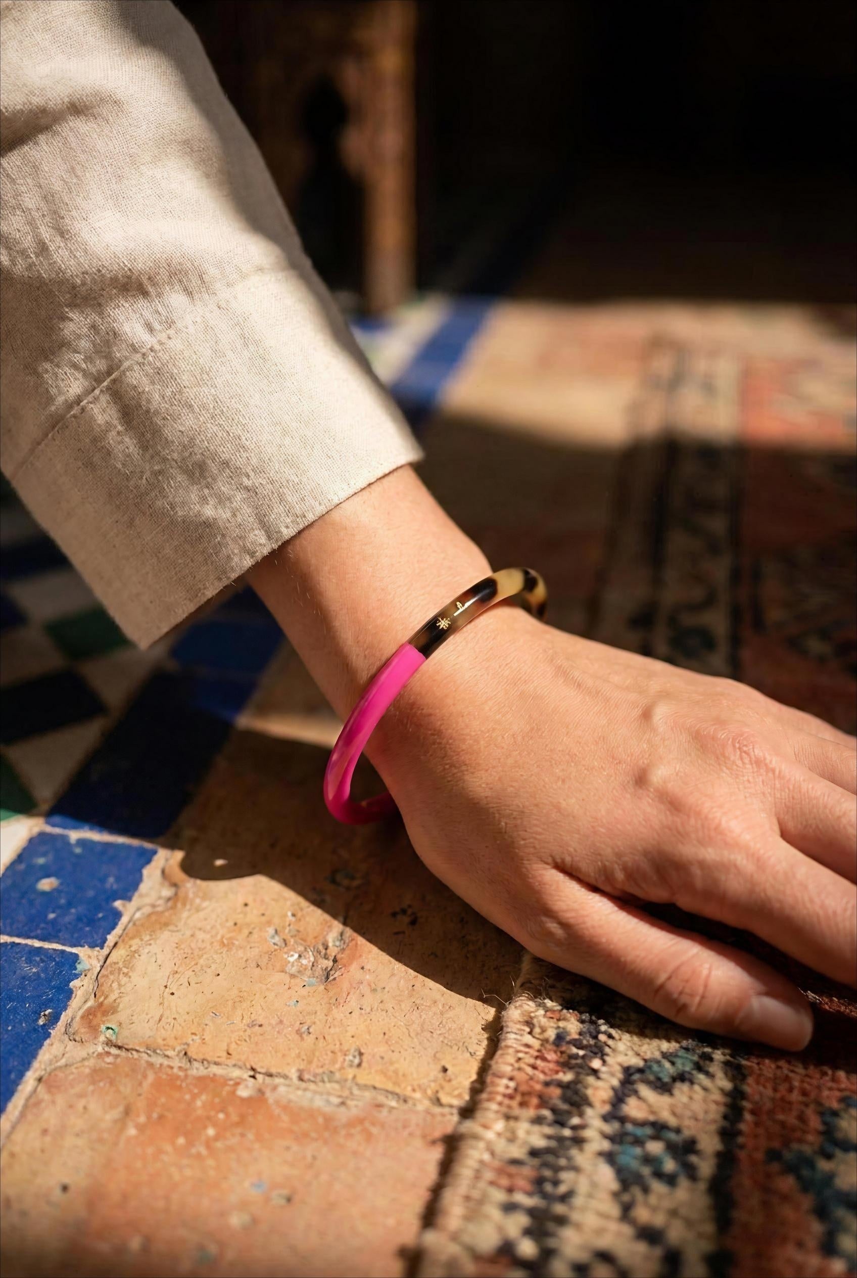 JONC FIN EN CORNE DE BUFFLE LAQUÉE COULEUR VERT ET MOTIF LÉOPARD FUCHSIA - BOHM Bracelet