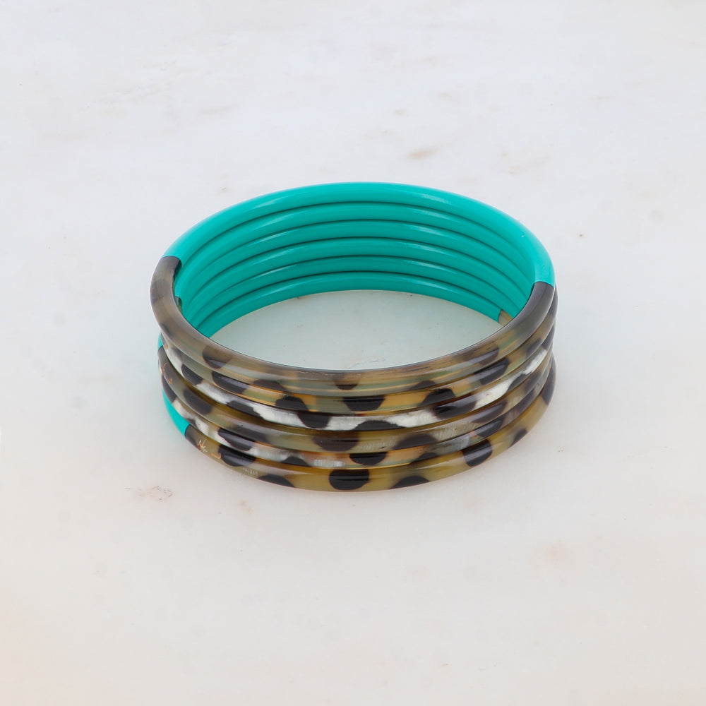 Jonc fin en corne de buffle laquée couleur vert et motif léopard
