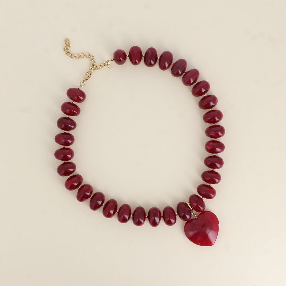 Collier sur fil - perles de résine et pendentif coeur