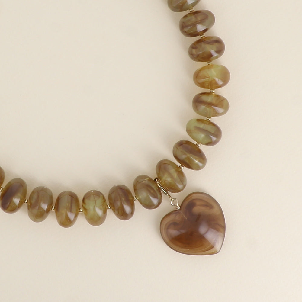 Collier sur fil - perles de résine et pendentif coeur