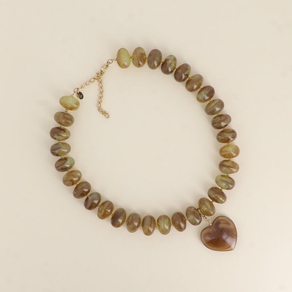 Collier sur fil - perles de résine et pendentif coeur