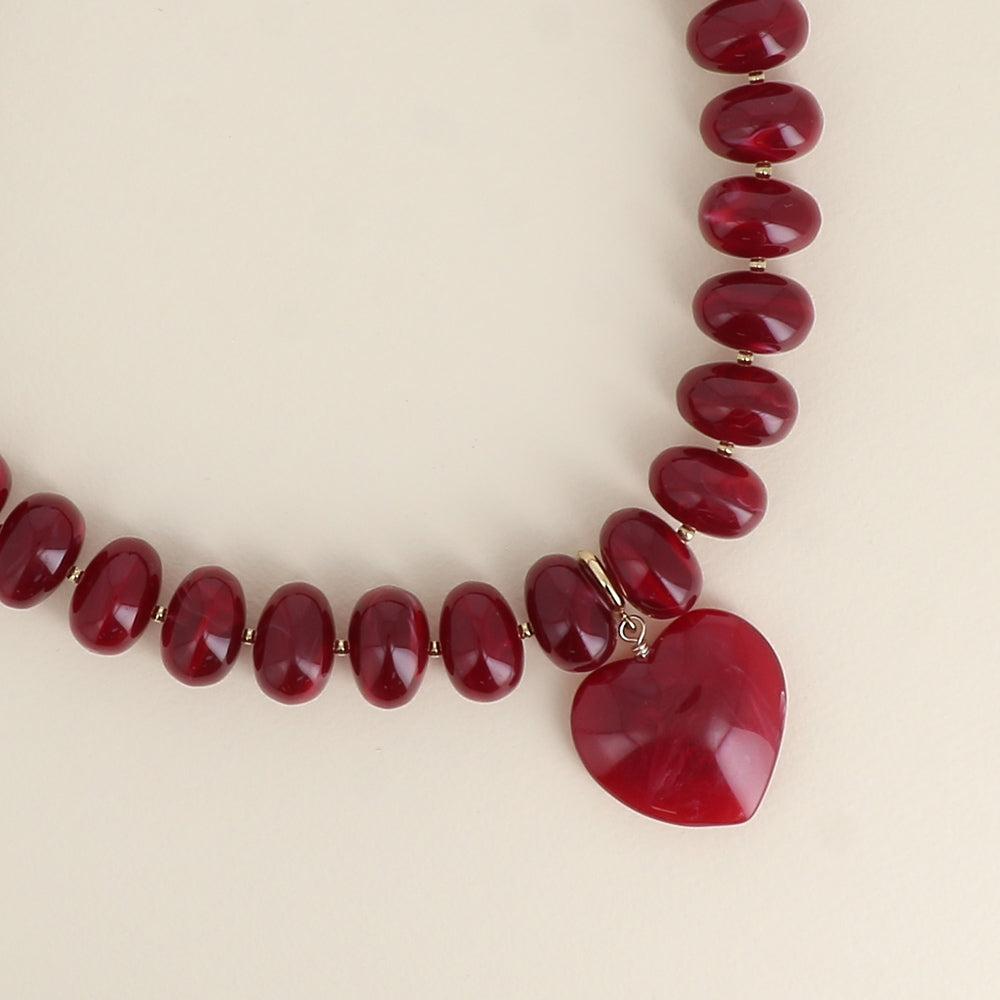 Collier sur fil - perles de résine et pendentif coeur