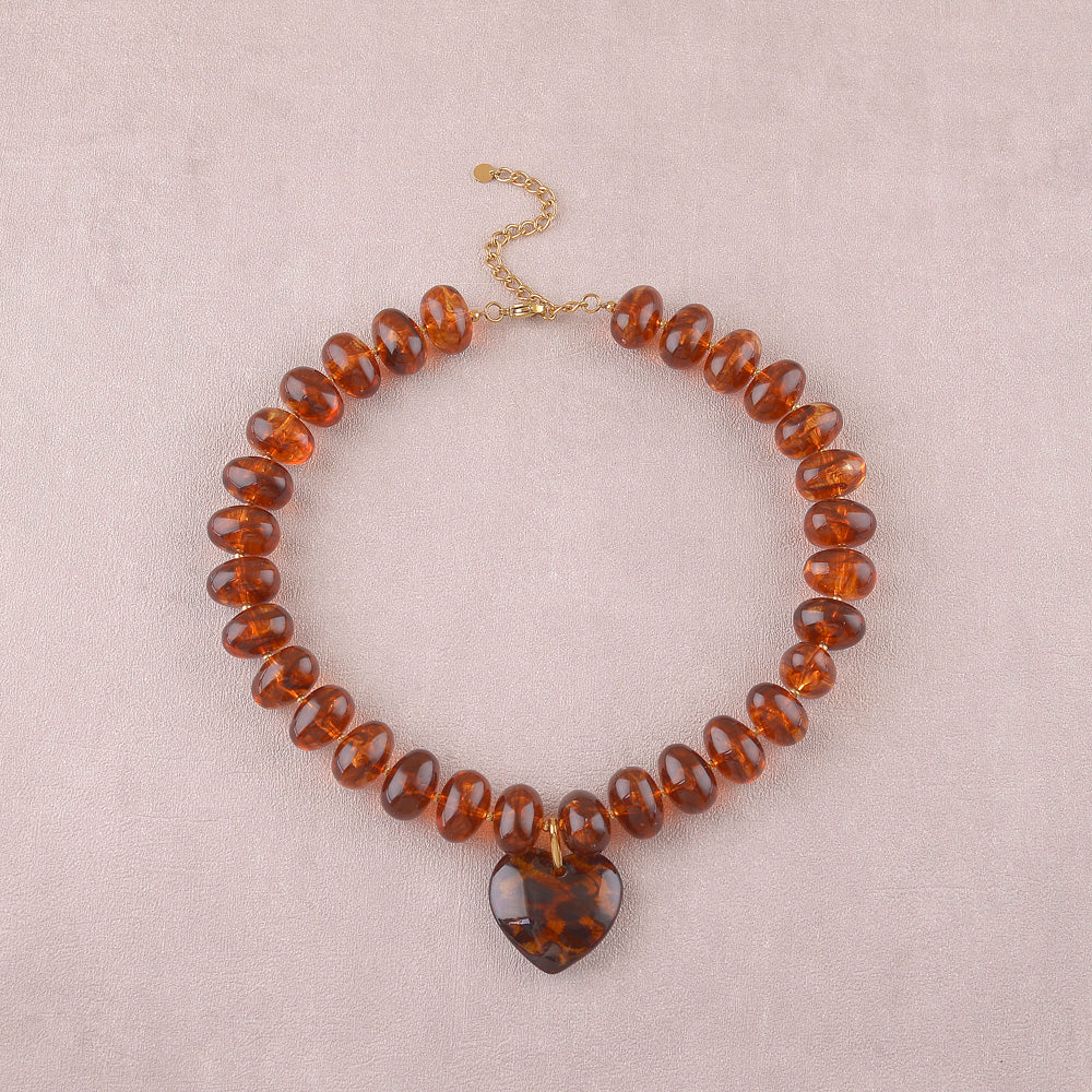 Collier sur fil - perles de résine et pendentif coeur