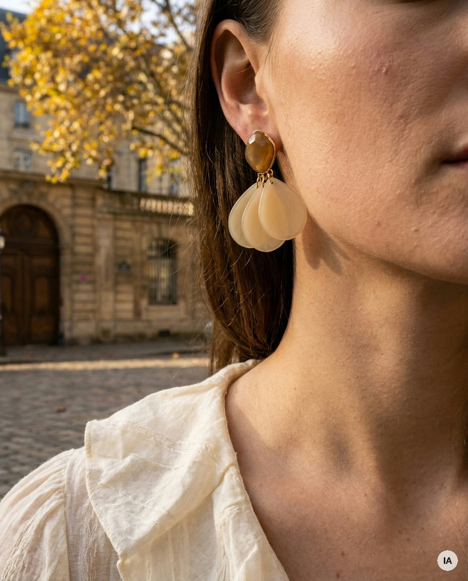 BOUCLES D'OREILLES PETALES BEIGE - BOHM Bague — Image générée par IA