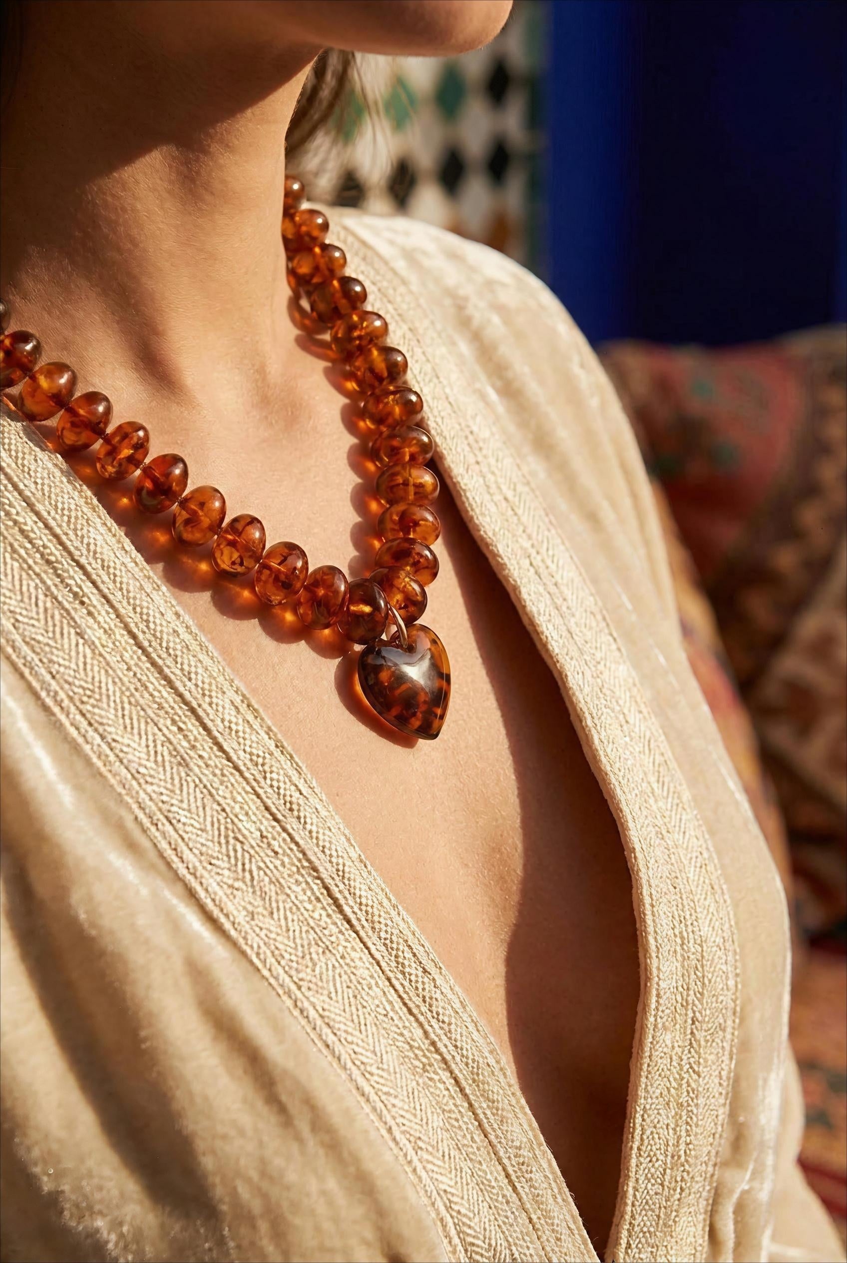 COLLIER SUR FIL - PERLES DE RÉSINE ET PENDENTIF COEUR AMBRE LEOPARD - BOHM Collier