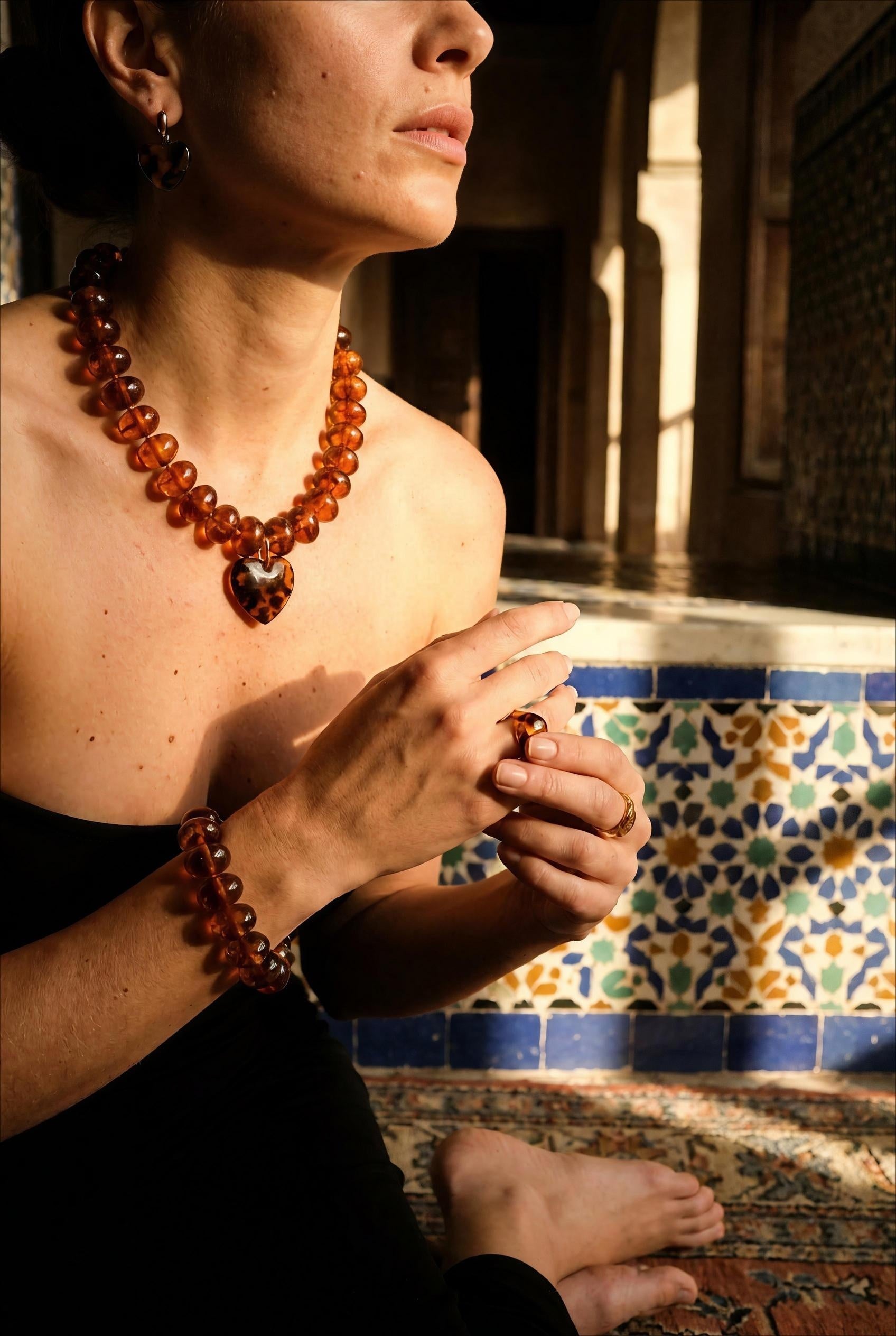 COLLIER SUR FIL - PERLES DE RÉSINE ET PENDENTIF COEUR AMBRE LEOPARD - BOHM Collier