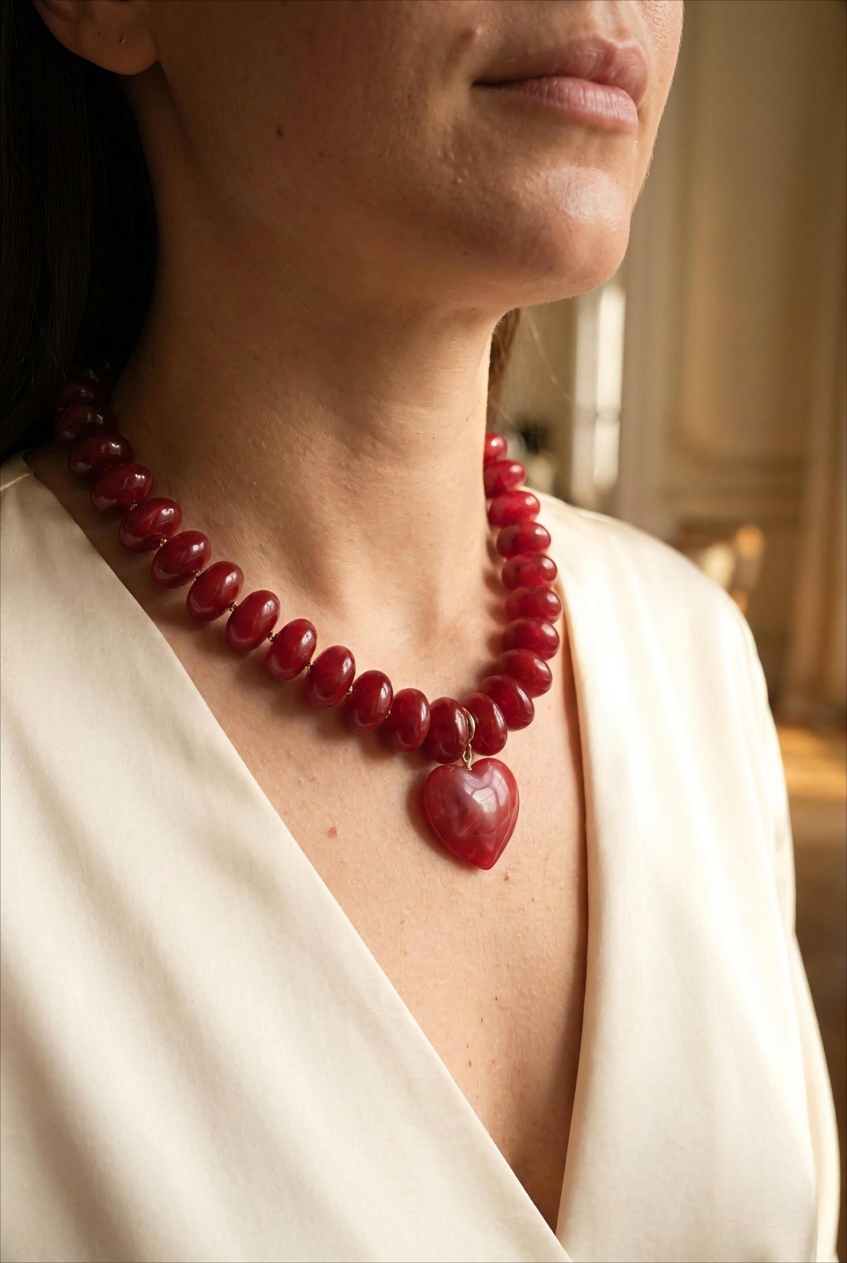 COLLIER SUR FIL - PERLES DE RÉSINE ET PENDENTIF COEUR DORÉ  BORDEAUX - BOHM Collier