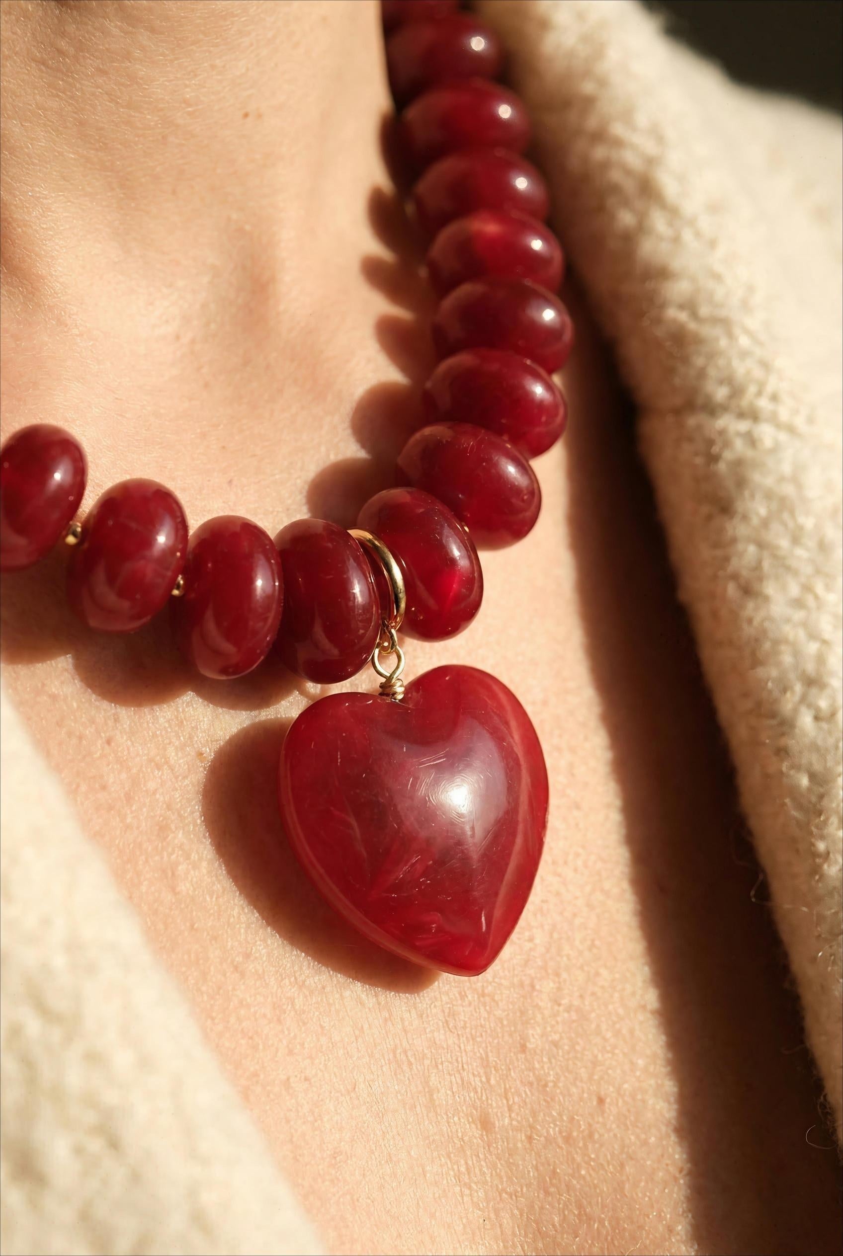 COLLIER SUR FIL - PERLES DE RÉSINE ET PENDENTIF COEUR DORÉ  BORDEAUX - BOHM Collier