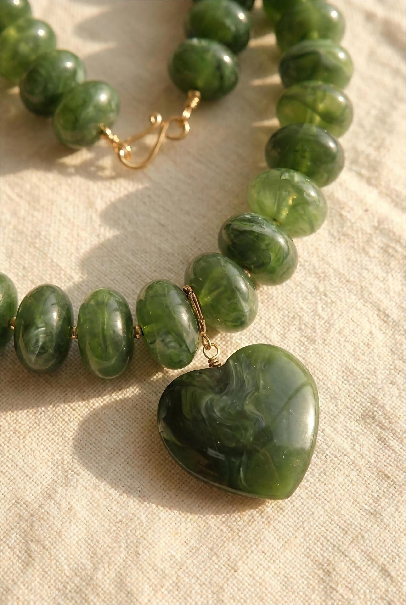 COLLIER SUR FIL - PERLES DE RÉSINE ET PENDENTIF COEUR DORÉ KAKI - BOHM Collier