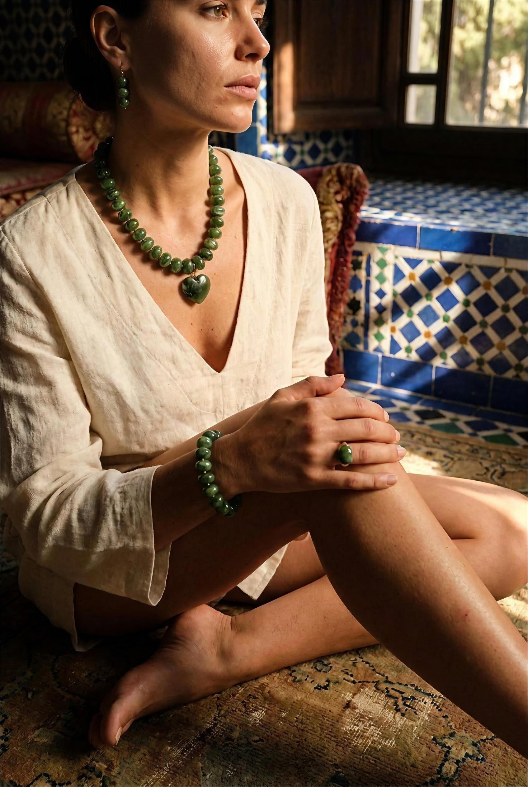 COLLIER SUR FIL - PERLES DE RÉSINE ET PENDENTIF COEUR DORÉ KAKI - BOHM Collier