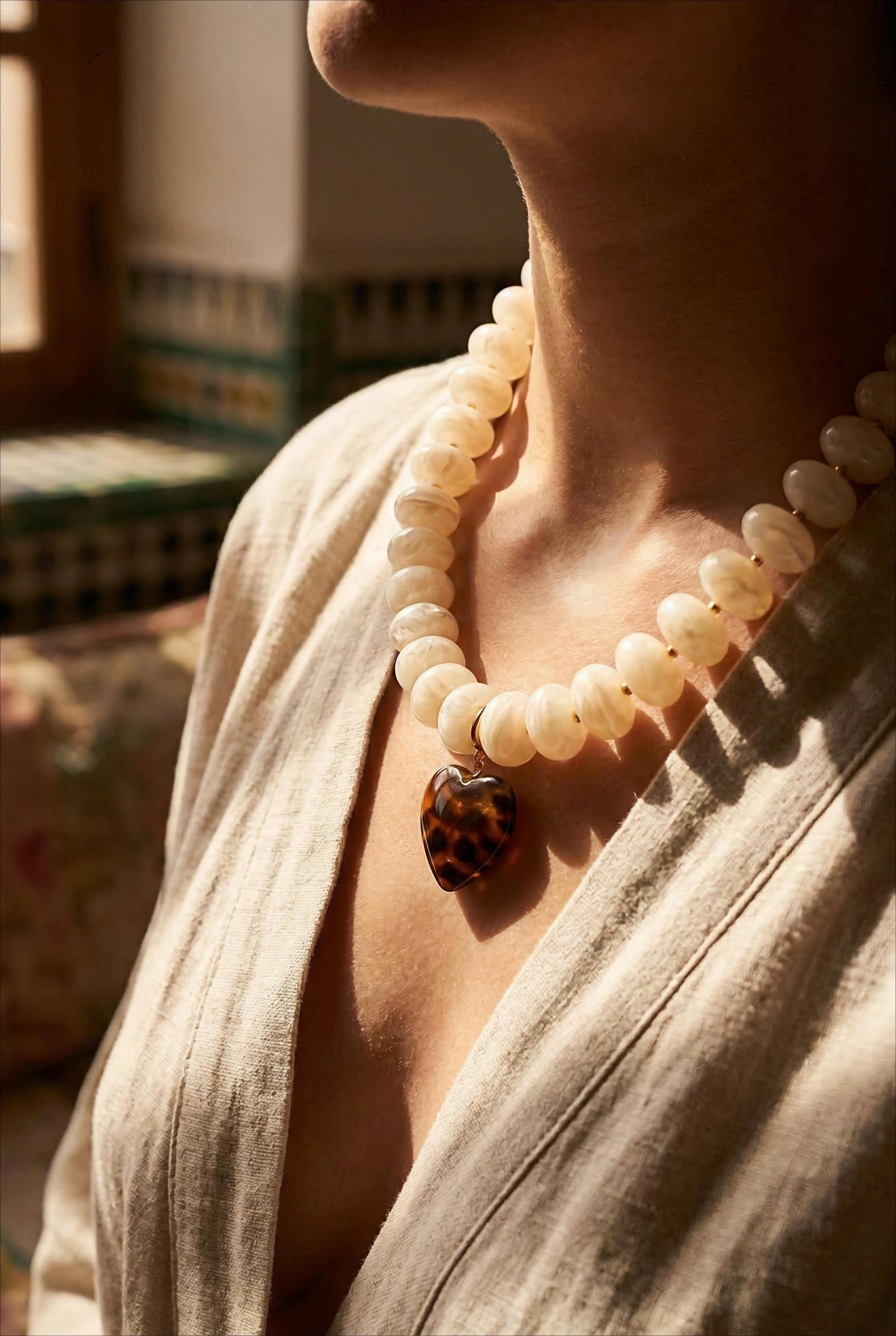 COLLIER SUR FIL - PERLES DE RÉSINE ET PENDENTIF COEUR DORÉ LEOPARD - BOHM Collier