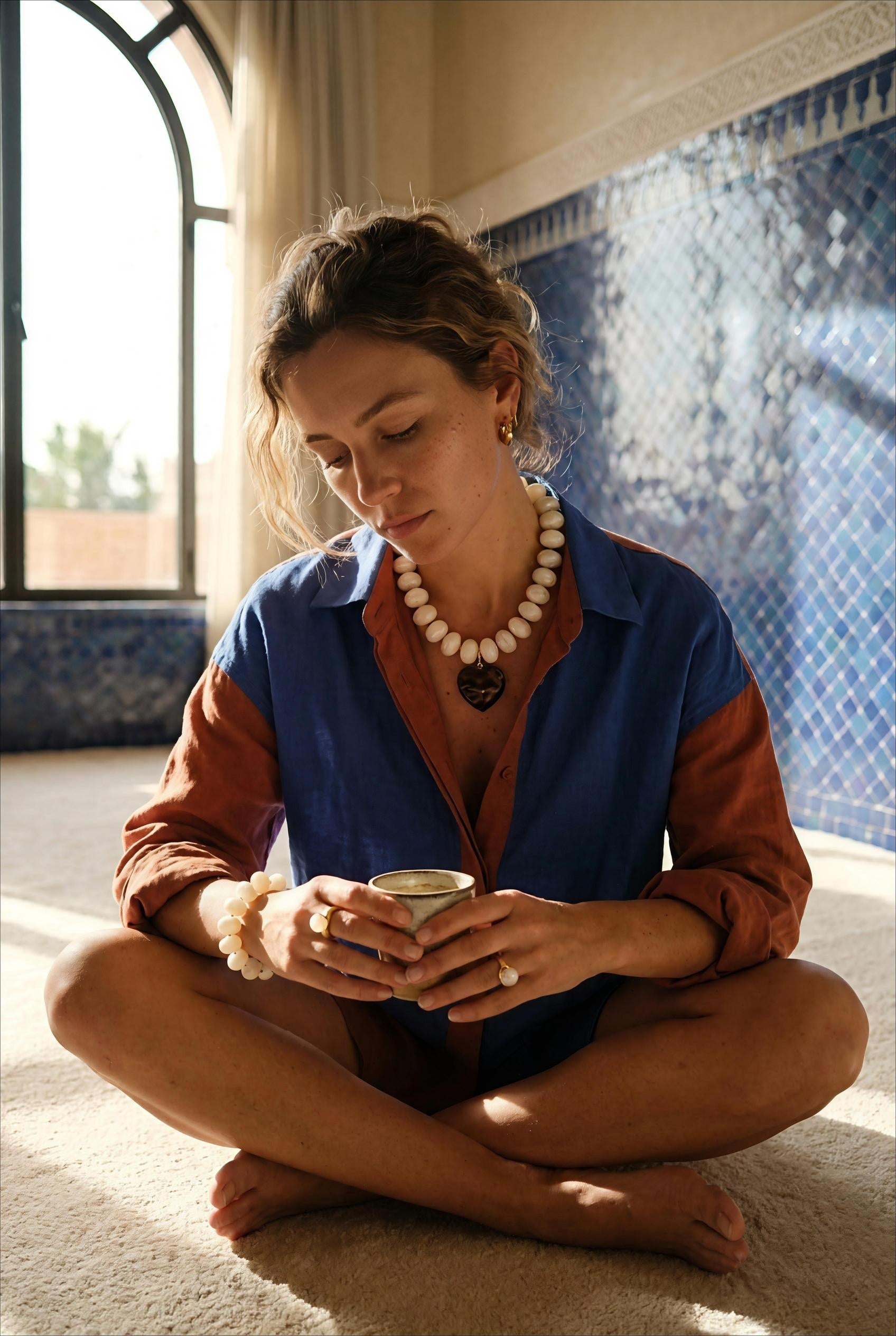 COLLIER SUR FIL - PERLES DE RÉSINE ET PENDENTIF COEUR DORÉ LEOPARD - BOHM Collier