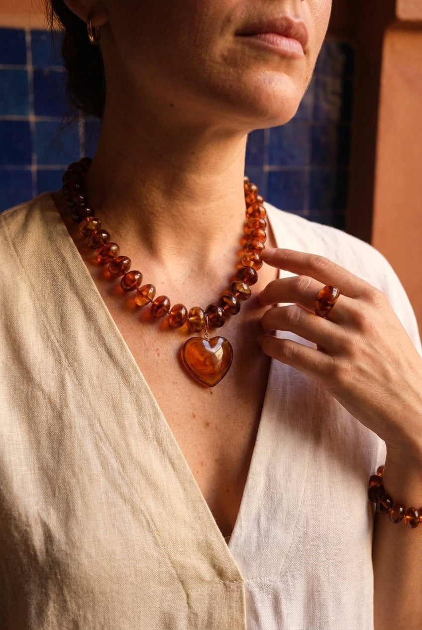 COLLIER SUR FIL - PERLES DE RÉSINE ET PENDENTIF COEUR DORÉ  MARRON - BOHM Collier