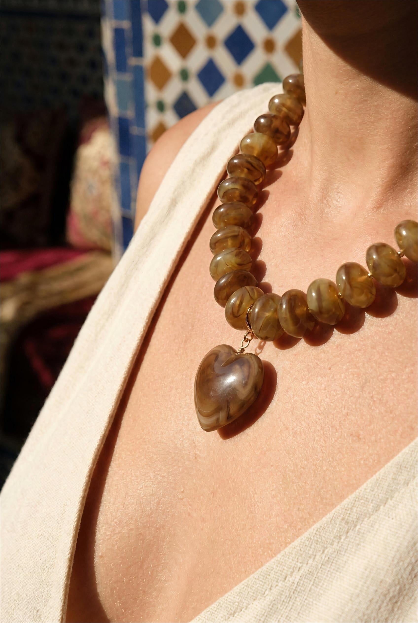 COLLIER SUR FIL - PERLES DE RÉSINE ET PENDENTIF COEUR DORÉ  TAUPE - BOHM Collier