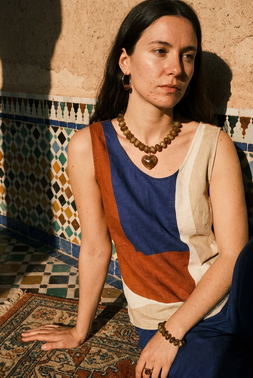 COLLIER SUR FIL - PERLES DE RÉSINE ET PENDENTIF COEUR DORÉ  TAUPE - BOHM Collier