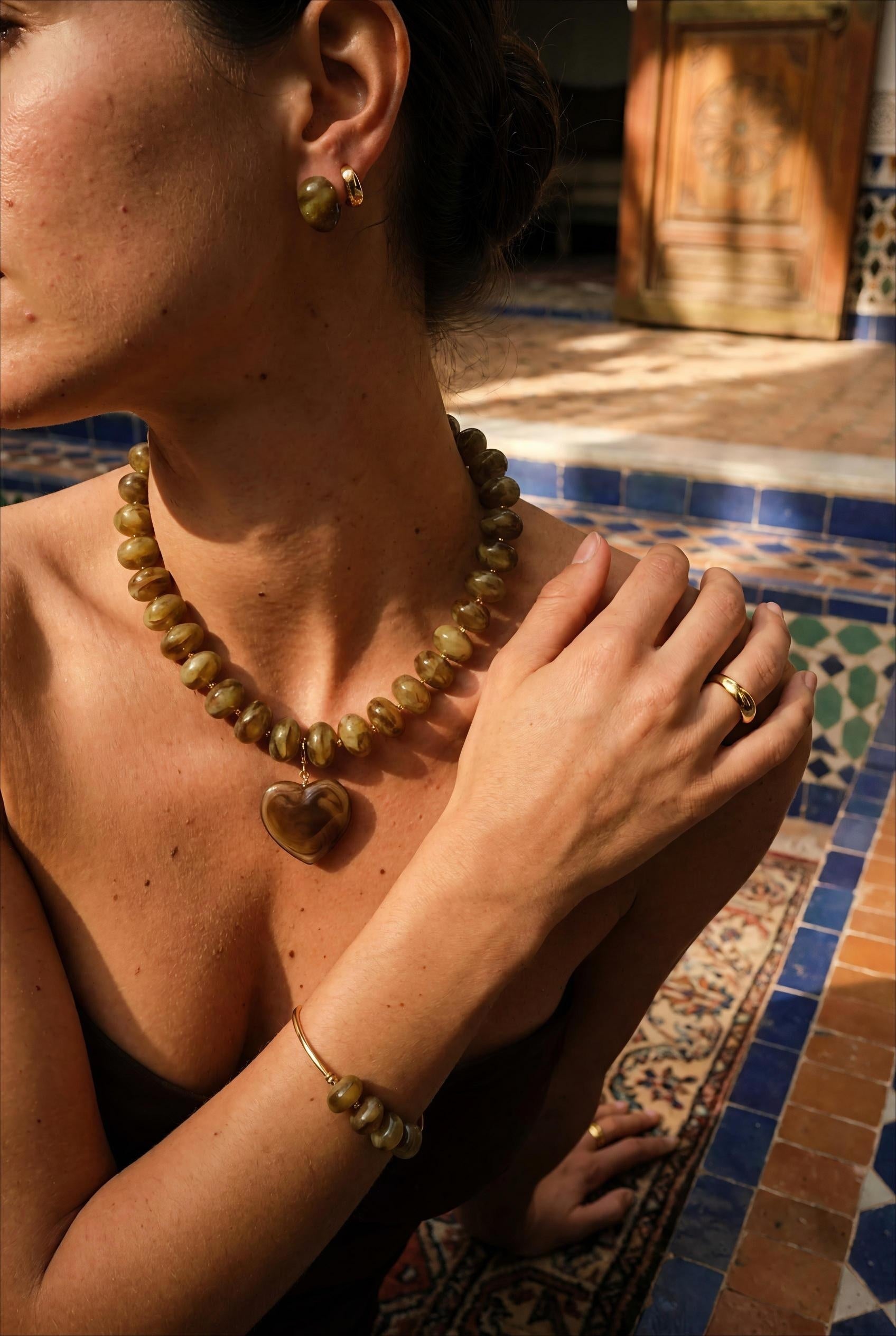 COLLIER SUR FIL - PERLES DE RÉSINE ET PENDENTIF COEUR DORÉ  TAUPE - BOHM Collier