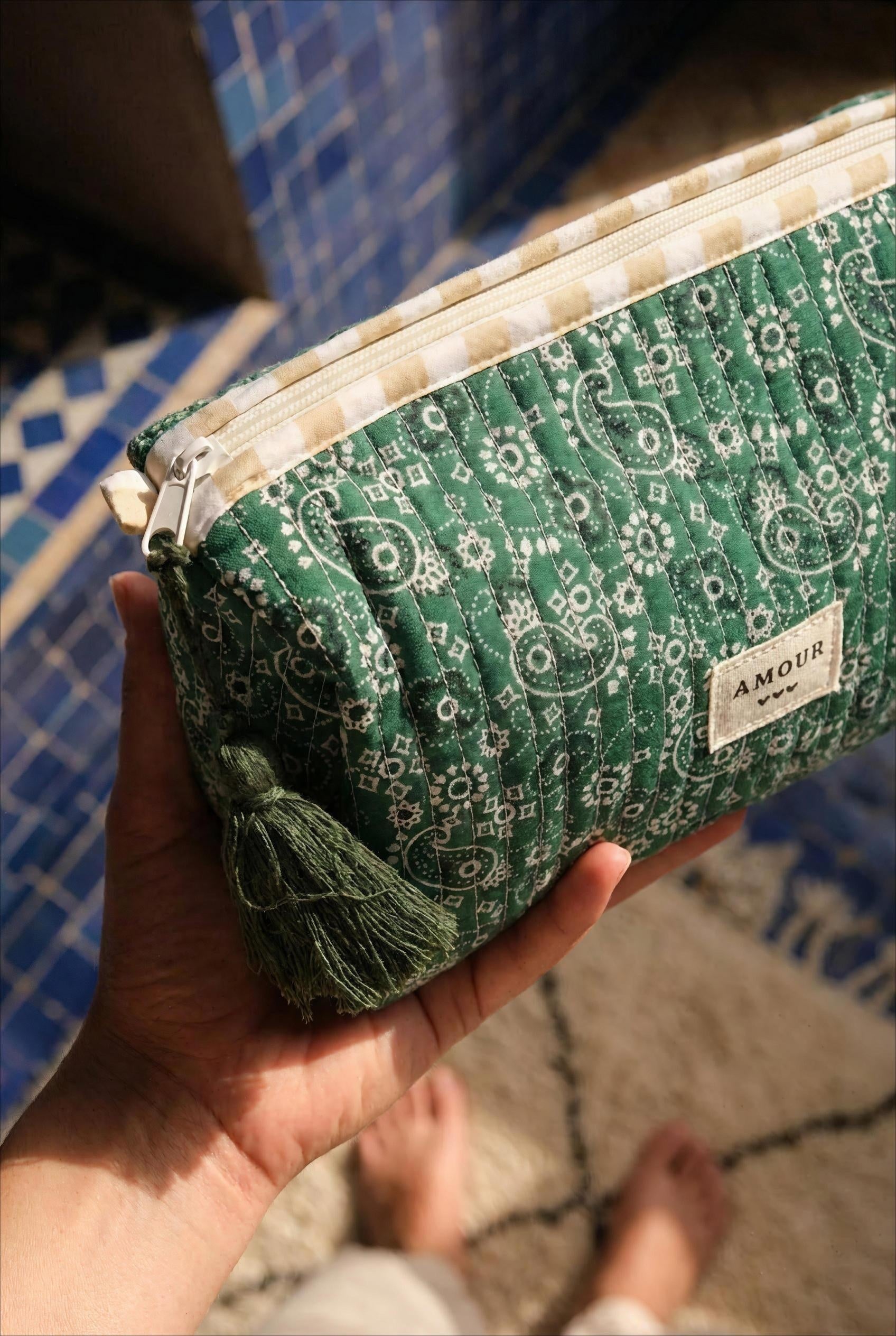 GRANDE TROUSSE - JOLIS MOTIFS ET AMOUR AVEC 3 COEURS KAKI BAND - BOHM Pochette