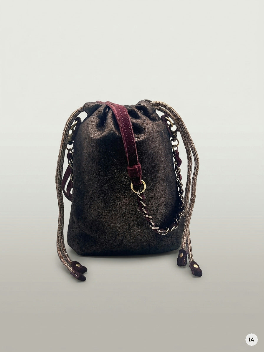 SAC MAI GR ROUGE - MILA LOUISE Pochette — Image générée par IA